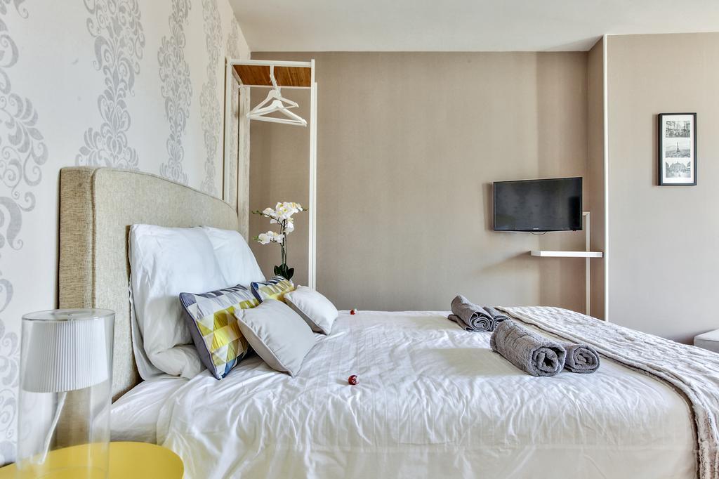 Lovely Nest Eiffel Tower Bottom Paris Luaran gambar